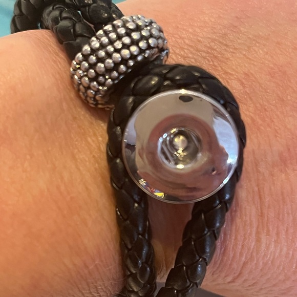 Closing closet. HarleyLeather snap bracelet with 2 snaps - Picture 5 of 7